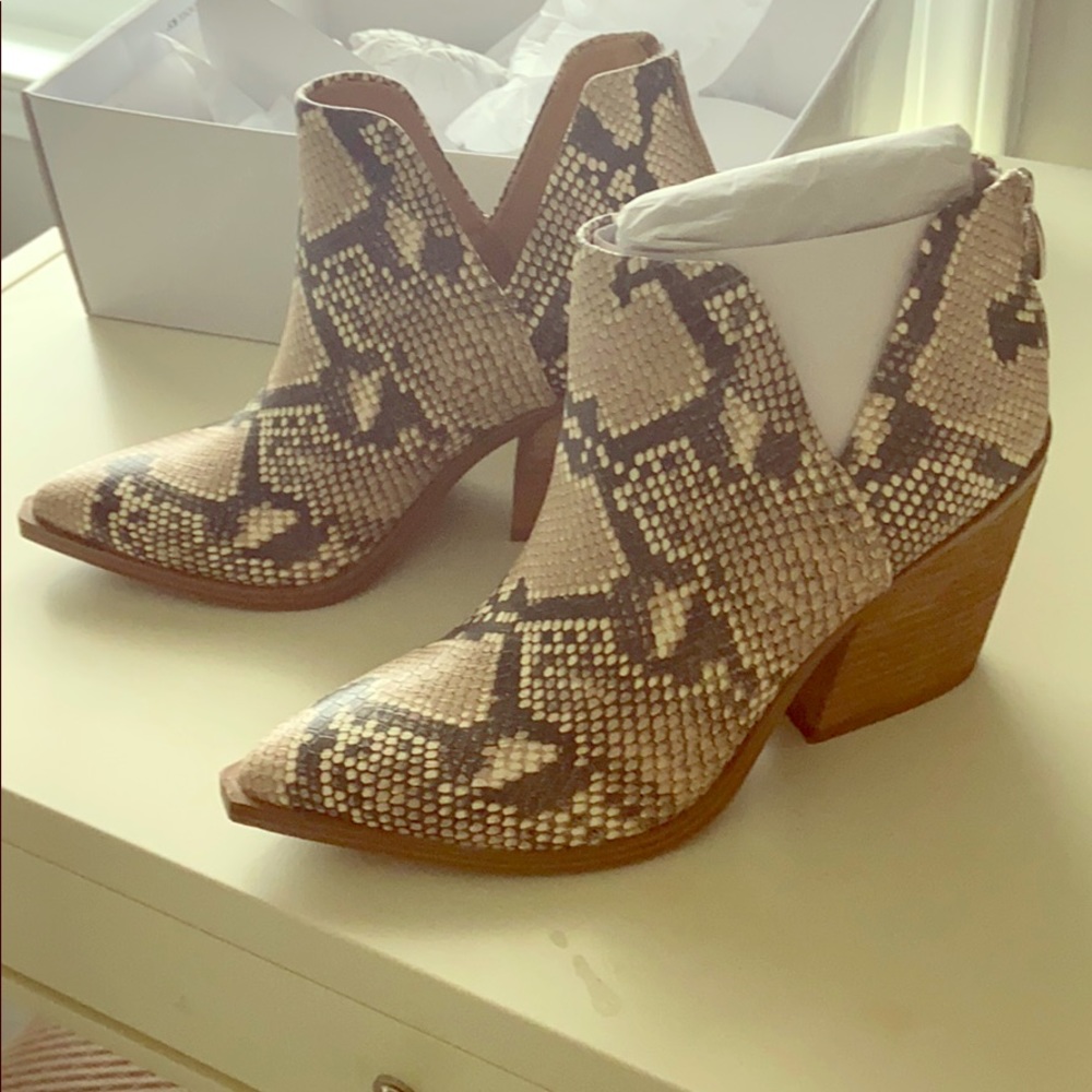 Steve Madden Camryn Tan Snake Boots 6.5